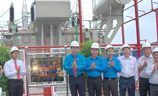 Gắn biển thi đua công trình chào mừng Đại hội Công đoàn Điện lực Việt Nam
